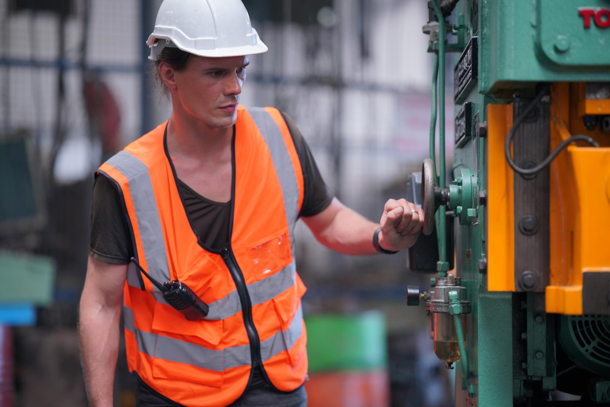 Technik kontrolujący sprzęt wiertniczy na platformie